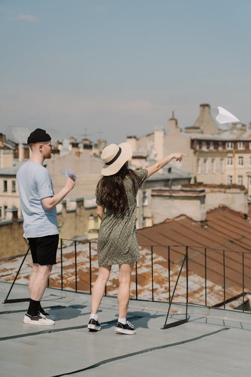 Homme Et Femme Debout Sur Le Pont