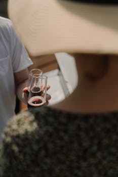 一对夫妇在阳光明媚的夏日，于屋顶享用浪漫的吐司和起泡酒