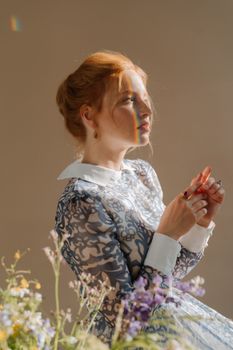 这幅肖像画描绘了一位身着优雅花卉服装的红发女子，画面宁静，氛围柔软而温暖