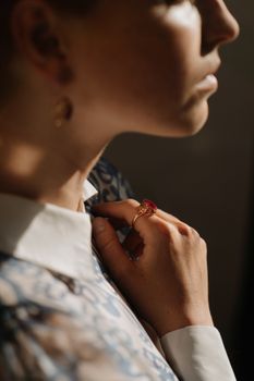 佩戴红宝石戒指的女士手部特写，展现优雅与时尚