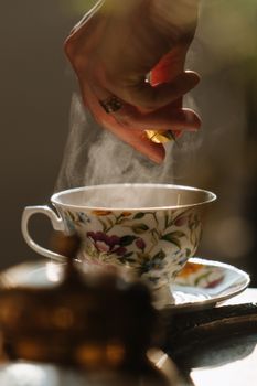 这款带有蒸汽的优雅花卉茶杯，捕捉了宁静茶道的精髓