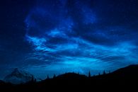 加拿大艾伯塔省贾斯珀国家公园的山上，星空美丽