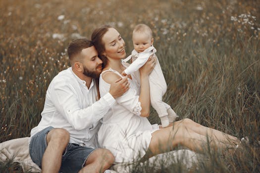 夏天，孩子们在户外放松，这是一个快乐的家庭