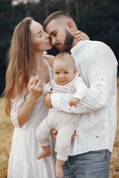 温馨的家庭在户外相拥，展现爱与团结的画面