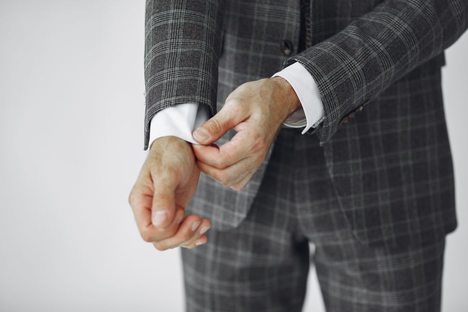 Man in sportkleding met grafenen slimme armband. Man in sportkleding met grafenen slimme armband.