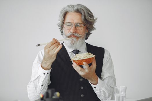 Masticar lento alarga la vida según estudio japonés