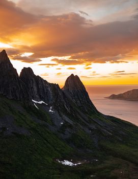 日落时分，挪威崎岖山脉的壮丽景色捕捉了鲜艳的色彩