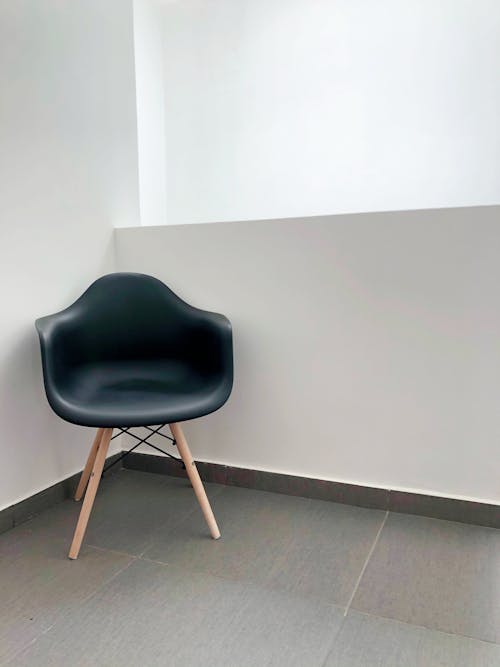 Free stock photo of blanco, fondo de la pared, sillas de oficina