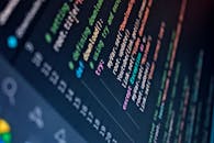 屏幕上特写显示具有景深的彩色编程代码