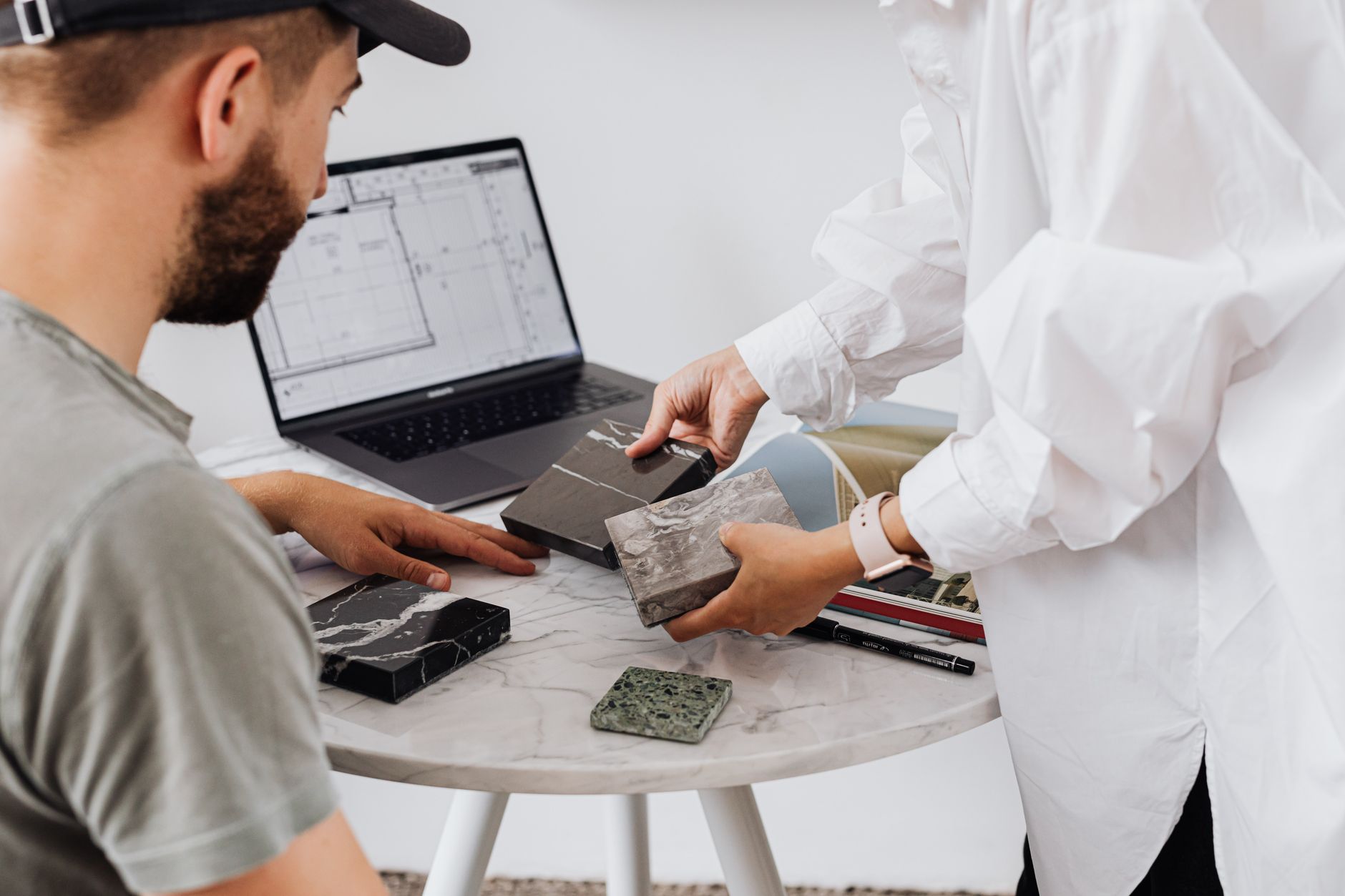 How to Choose a 2-in-1 Laptop: Buying Guide 2026