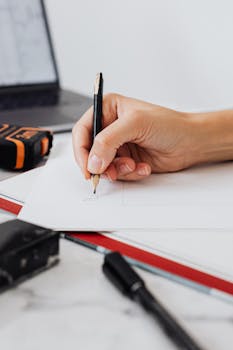 在集中的工作空间环境中，用铅笔在纸上手绘