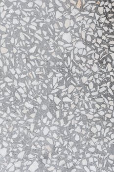 这张水磨石地板的详细照片，展示了复杂的马赛克图案