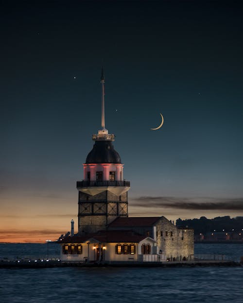 akşam, aydınlatılmış, bakireler kulesi içeren Ücretsiz stok fotoğraf