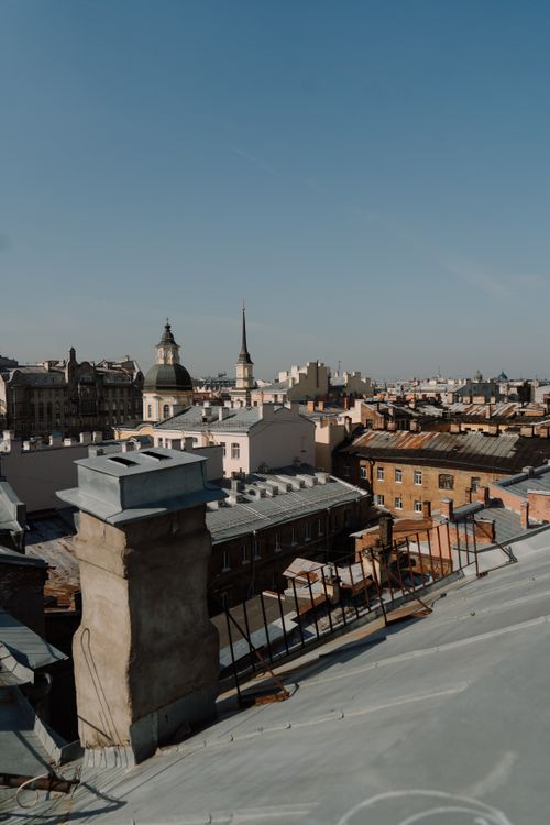 Free Stunning rooftop skyline showcasing historic buildings under a clear blue sky. Stock Photo