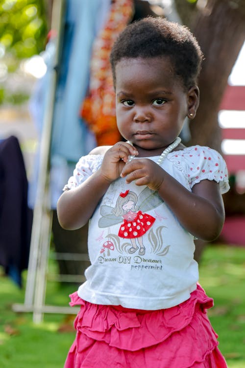 Бесплатное стоковое фото с африканский ребенок, вертикальный выстрел, выборочный фокус