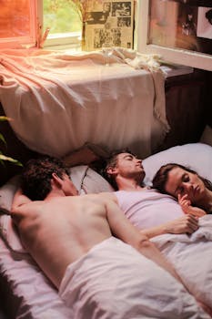 三个人一起睡在舒适、阳光明媚的卧室里，传递出亲密与宁静的氛围