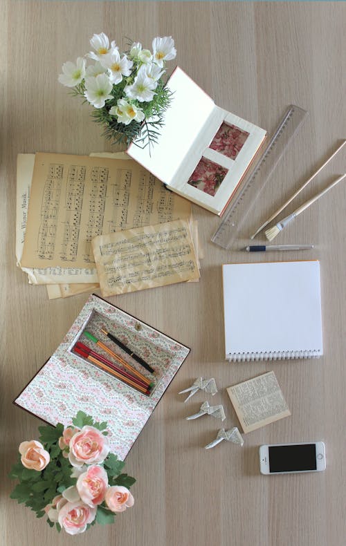 Kostnadsfri bild av anteckningsbok, blommor, linjal