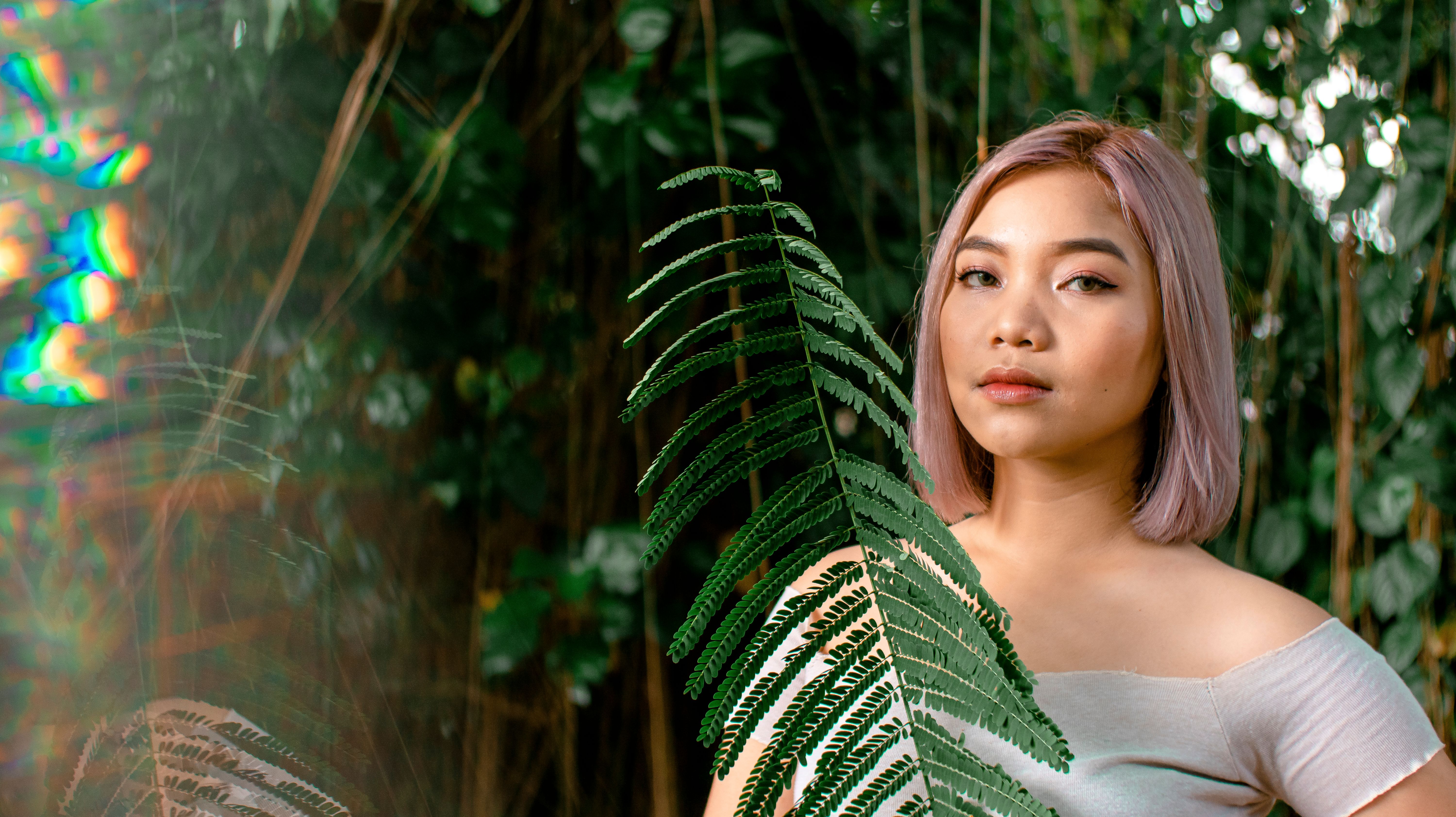 Kreatif, Perempuan Ini Manfaatkan Kulit Rambutan Sebagai Pewarna Rambut Alami