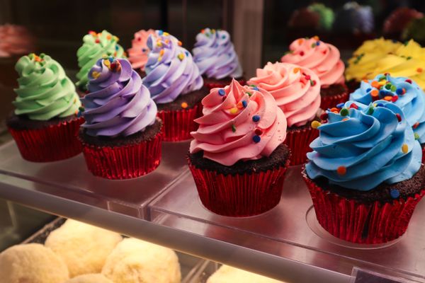 Frosted cupcakes in a bakery display case, photo by Wilson Ren on Pexels