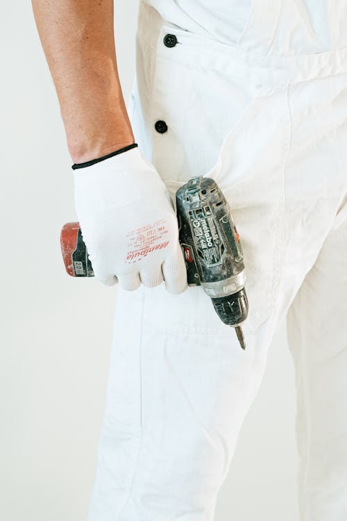 Darmowe zdjęcie z galerii z białe rękawiczki, biały sweter, elektronarzędzie