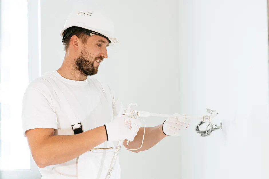 Opérateur en combinaison de protection intégrale sur un chantier, profil visé par les habilitations d'ordre non électrique B0 et H0