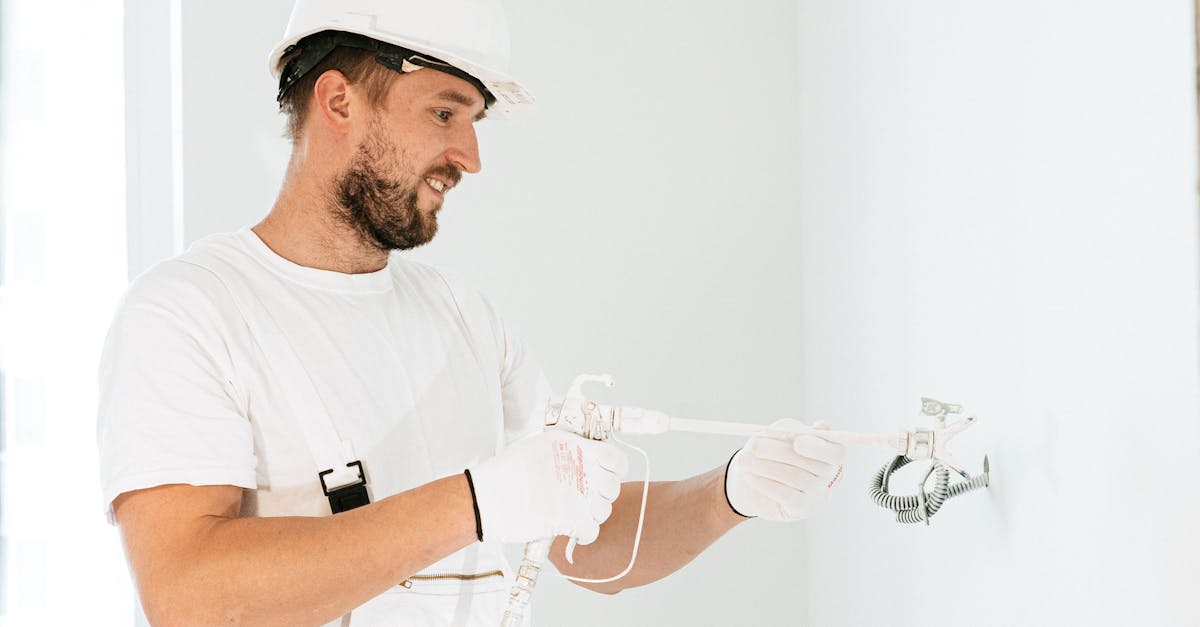Électricien qualifié Qualifelec comparant deux devis sur une tablette de chantier