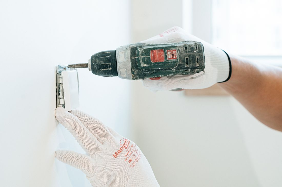 Montaj electric cu bormașină și echipament de protectie