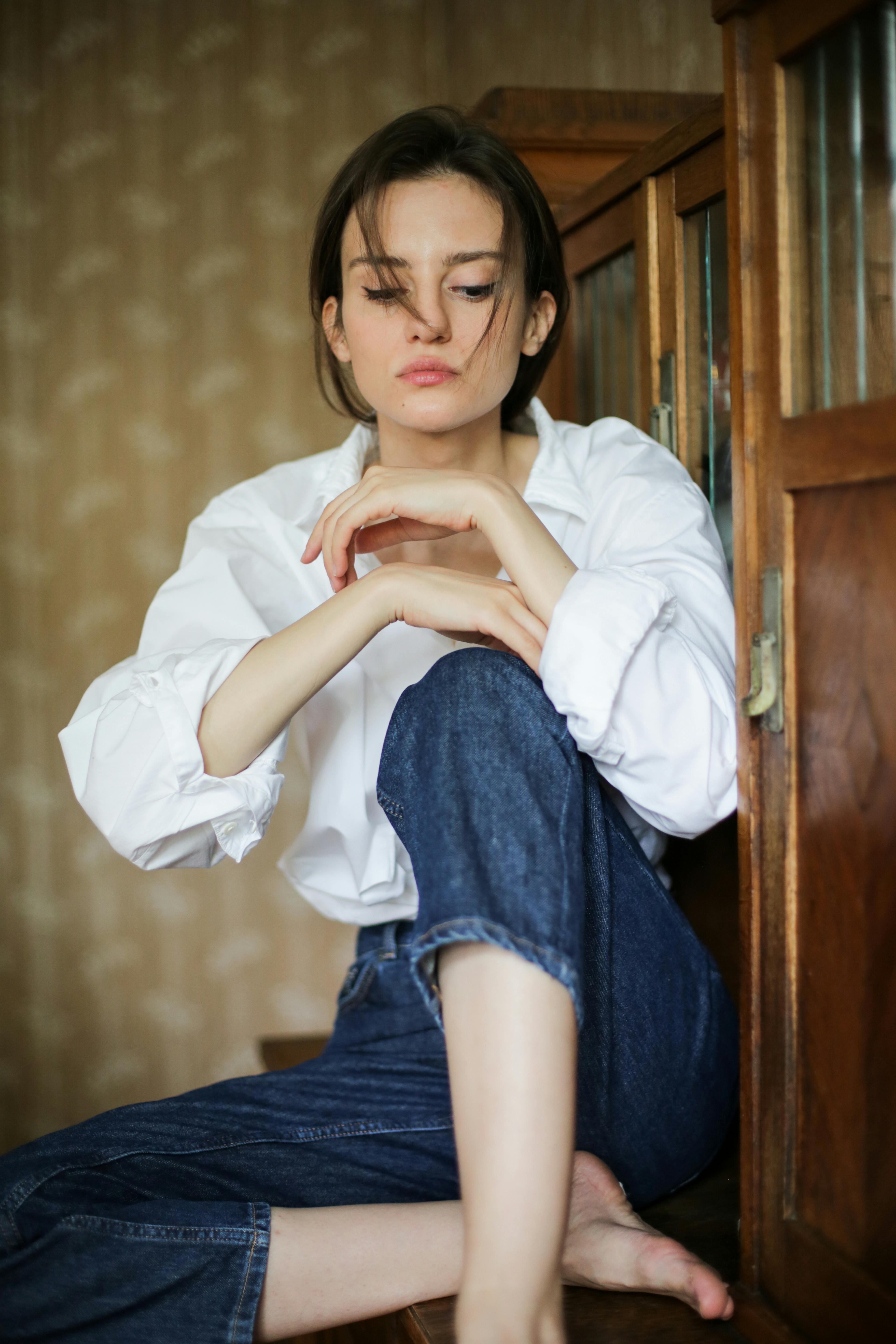 一位身着复古时尚的年轻女子在室内轻松地摆着姿势