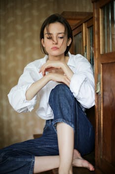 一位身着复古时尚的年轻女子在室内轻松地摆着姿势