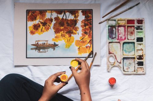 Autumn riverbank watercolour beside a paint tray — photo by Rahul Pandit on Pexels