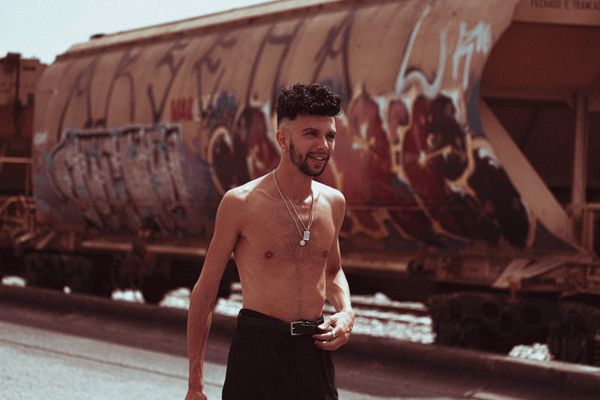 Renkli tekstil kumaş örme makinesi, giyim üretiminde kullanılan modern dokuma tezgahları