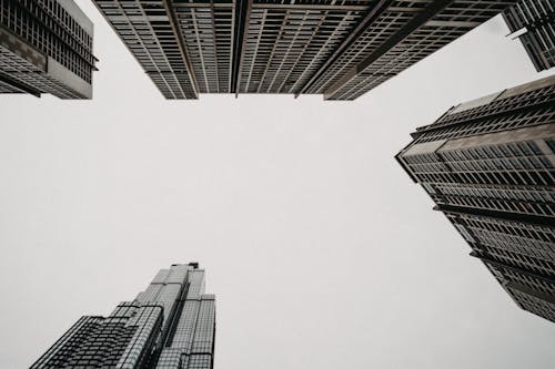 Низкоугловая фотосъемка высотного здания