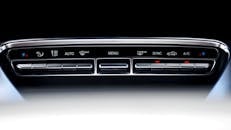 一张时尚汽车仪表板上的气候控制接口特写视图