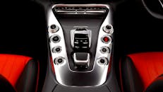 高端汽车内饰采用时尚现代设计，并融入镀铬细节