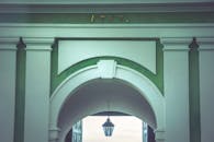 圣彼得堡有一座美丽的拱门，配有经典的柱子，展现了1787年的历史建筑