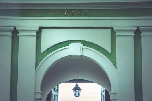 圣彼得堡有一座美丽的拱门，配有经典的柱子，展现了1787年的历史建筑