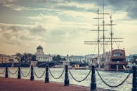 圣彼得堡的港口风景如画，以一艘历史悠久的船只和海滨建筑为特色
