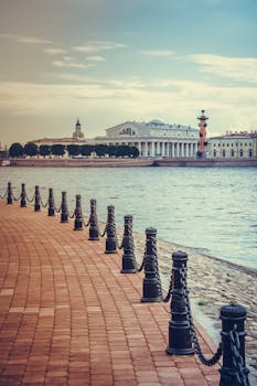 在宁静的白天，圣彼得堡标志性的海滨捕捉了城市景观和建筑的魅力