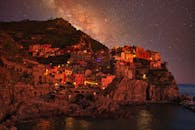 意大利五渔村的马纳罗拉村风景在星空下被照亮
