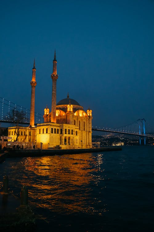 Kostenloses Stock Foto zu abend, beleuchtet, brücke