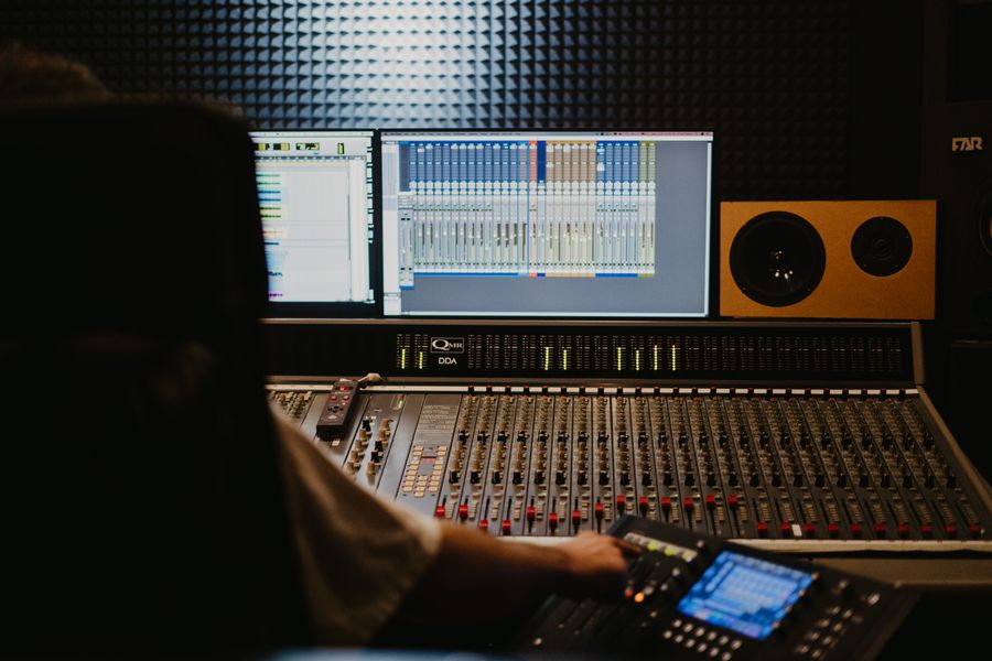 Console de mixage dans un studio d'enregistrement professionnel