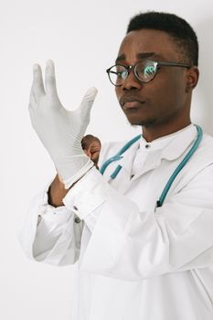 一位戴着眼镜、听诊器、医用手套和长袍的自信医生，准备接受检查