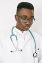 白色背景下，一位穿着白外套、戴着听诊器的医生肖像