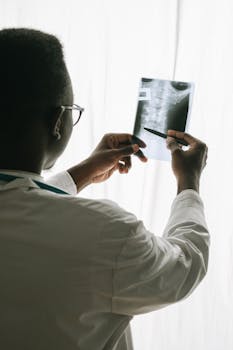 Doctor analyzing an x-ray with a pen, highlighting patient diagnosis.