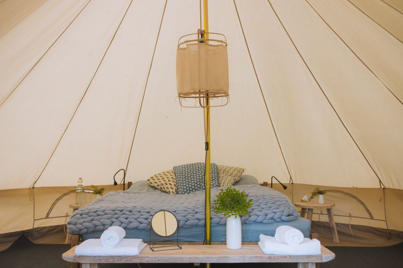 Domo geodésico luxury exterior con cama y lámpara