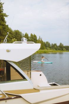 夏日里，一名妇女在宁静的河面上划船