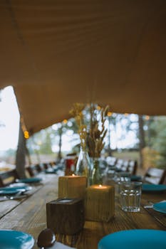 在舒适的乡村户外用餐，配有蜡烛，氛围温暖