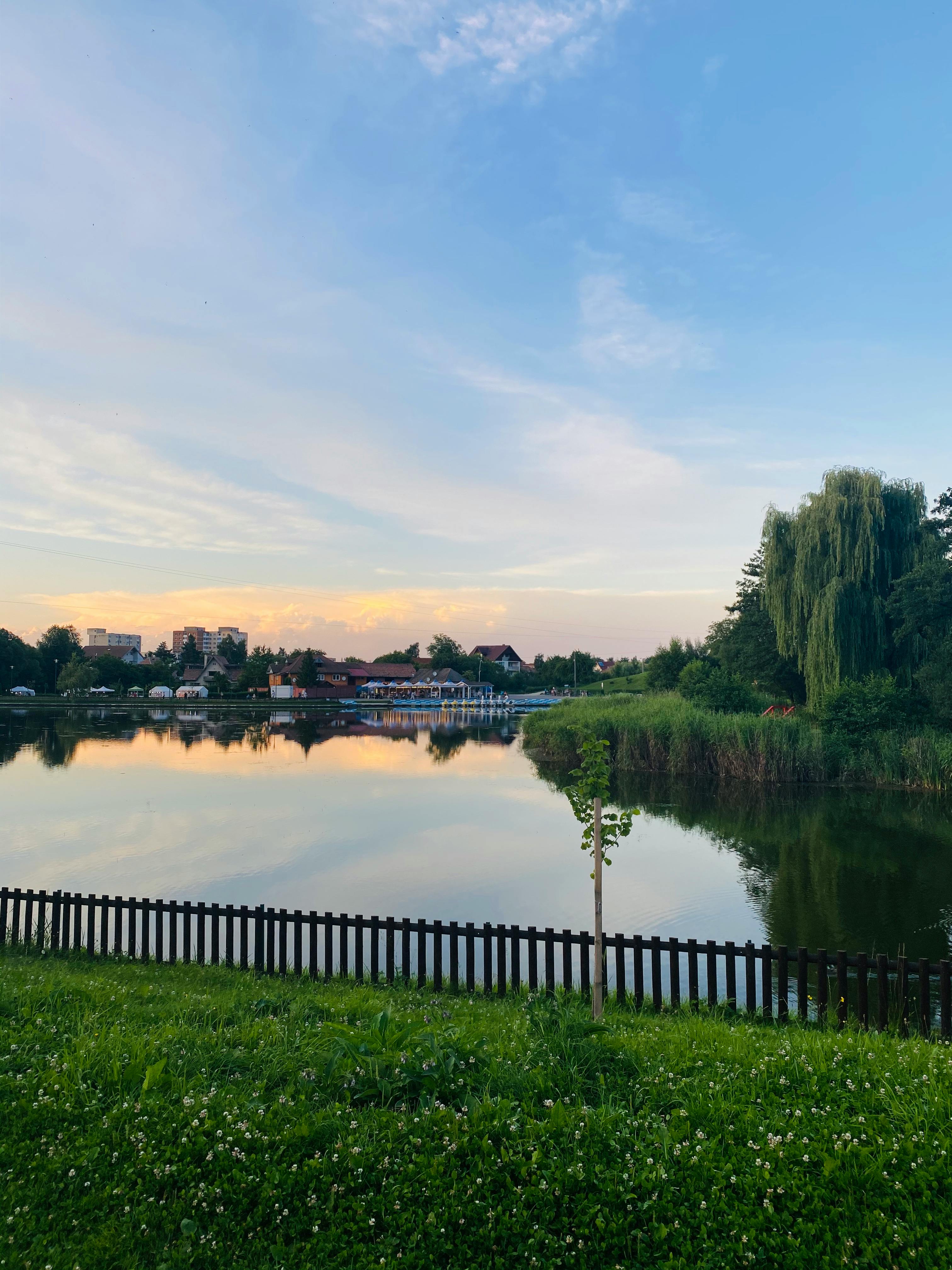 duas mãos entrelaçadas em sinal de reconciliação