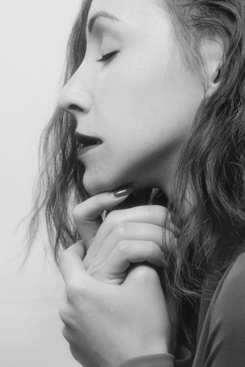 Free Artistic black and white profile of a woman with eyes closed in Kyiv, expressing calm and beauty. Stock Photo