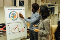 在现代化的办公室里，同事们讨论着农产品出口数据